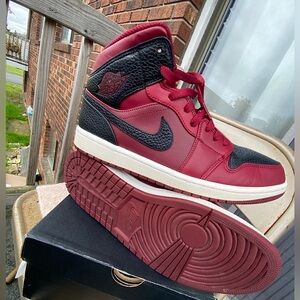 Jordan 1  TEAM RED/BLACK-SUMMIT WHITE